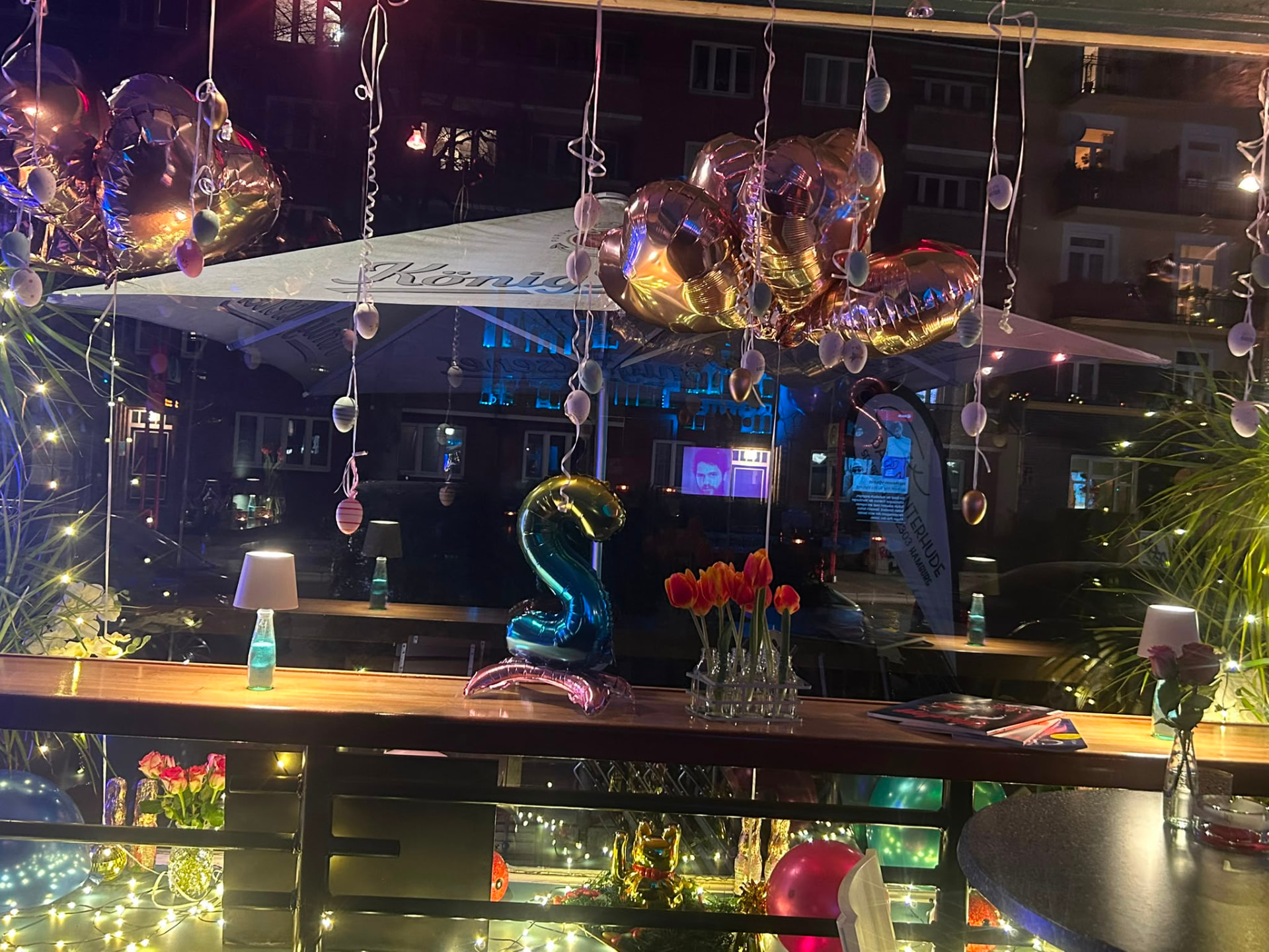 Fensterbank im Clax dekoriert für eine Feier: Luftballons, Blumen und Lichterkette